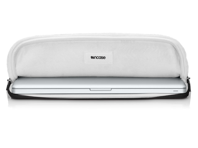 Чехол Incase Neoprene Sleeve Plus для Apple MacBook Pro 17