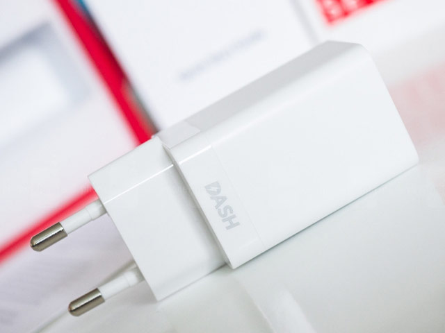 Зарядное устройство OnePlus Dash Power Adapter универсальное (сетевое, 4A, белое)