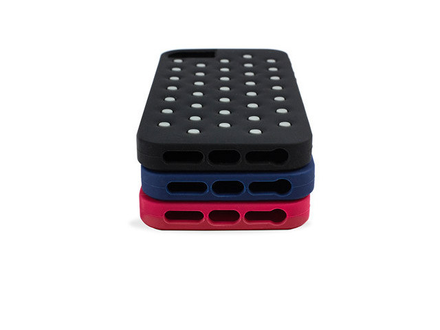 Чехол X-doria Spots Case для Apple iPhone 5/5S (черный, силиконовый)