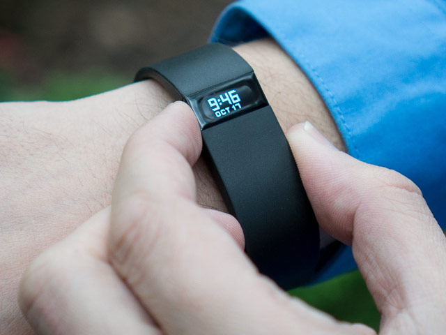 Фитнес-трекер FitBit Force Tracker (черный, силиконовый, браслет, размер L)